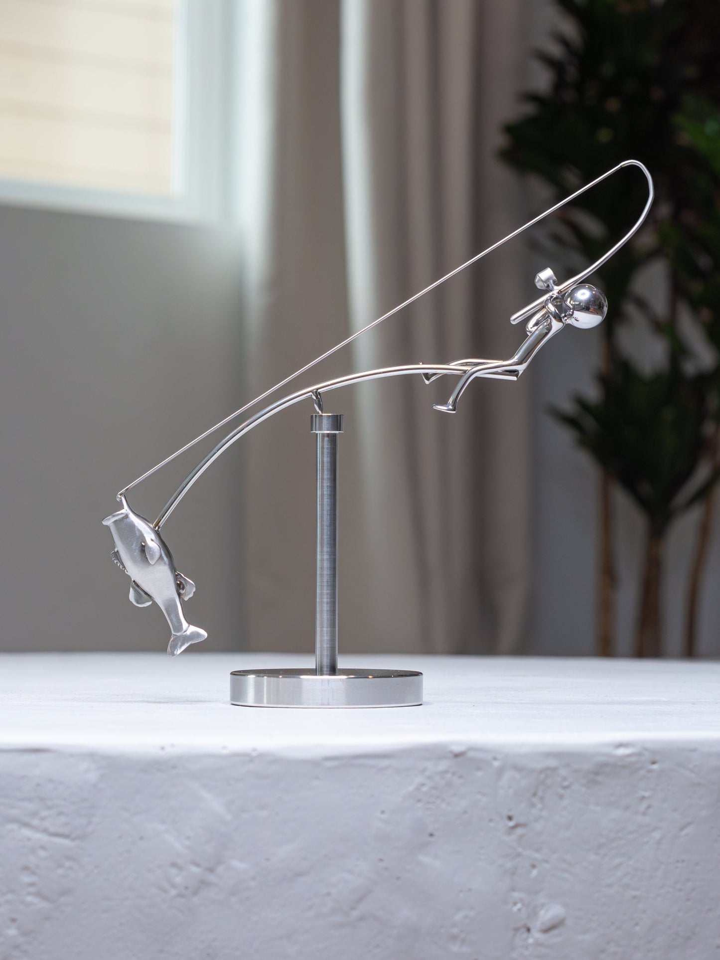 🎣Die balancierende Fischerskulptur