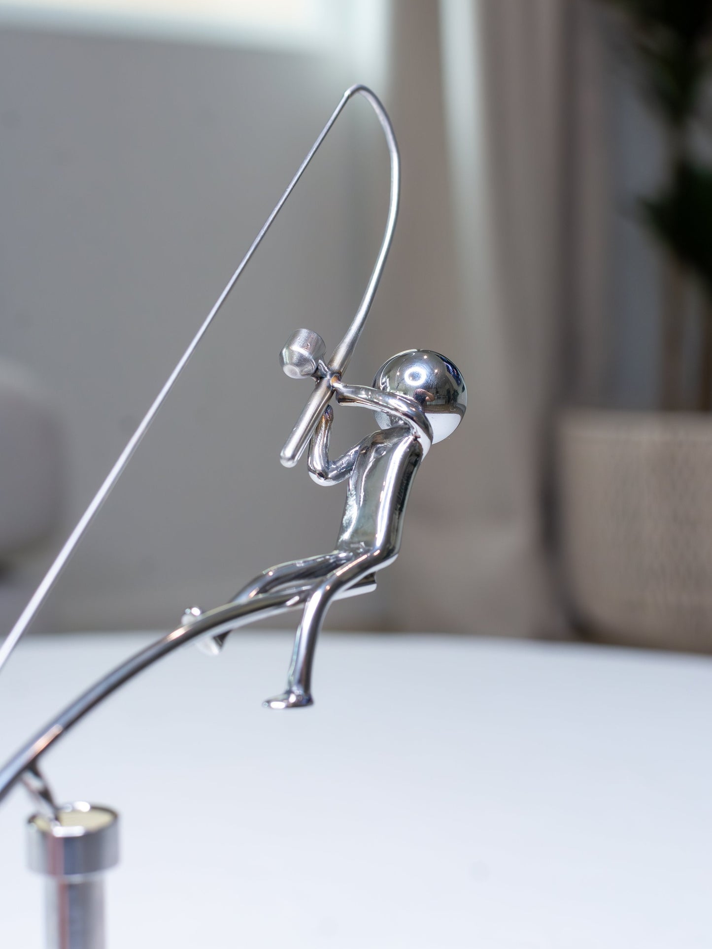 🎣Die balancierende Fischerskulptur