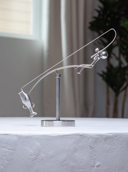 🎣Die balancierende Fischerskulptur