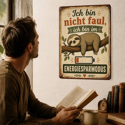 🦥 „Ich bin nicht faul, ich bin im Energiesparmodus“ – Retro Metallschild fürs Homeoffice & Wohnzimmer ☕