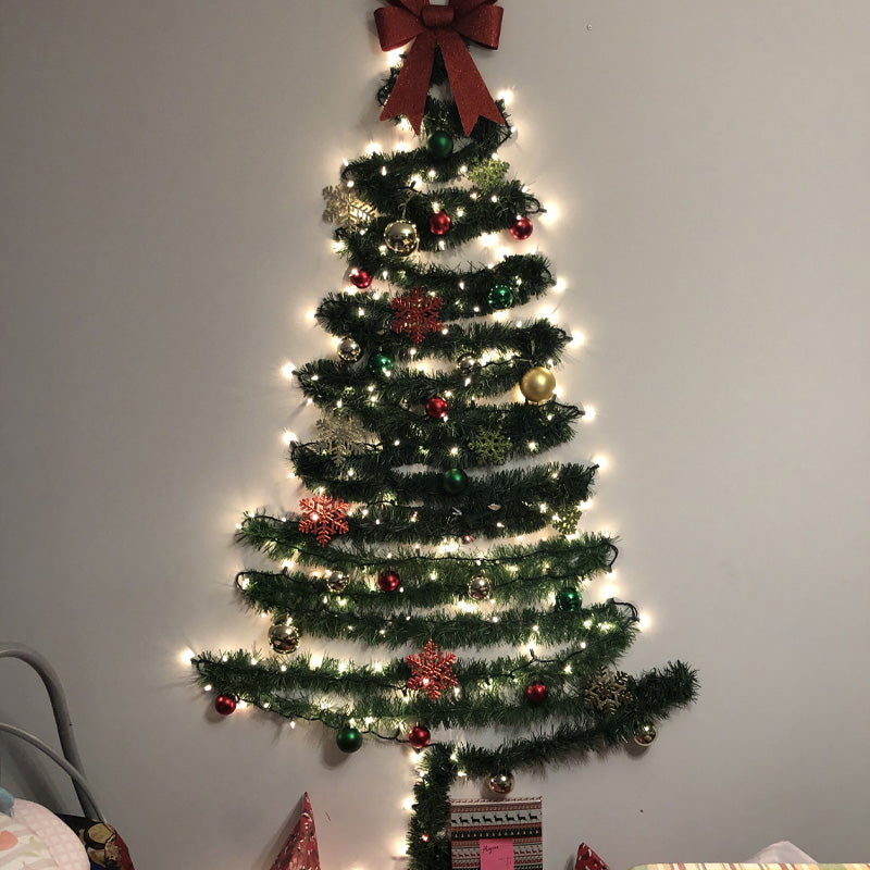 DIY-Weihnachtsbaum mit Rattanlichtern