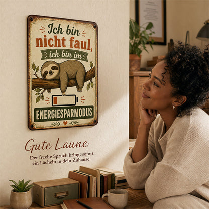 🦥 „Ich bin nicht faul, ich bin im Energiesparmodus“ – Retro Metallschild fürs Homeoffice & Wohnzimmer ☕