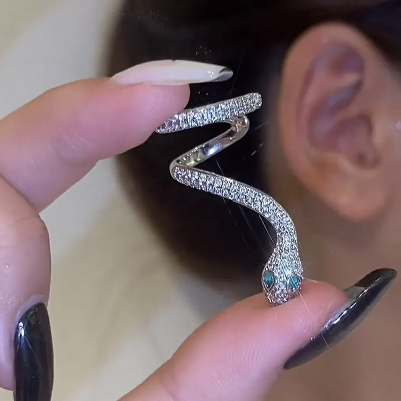 Schicker silberner Ohrclip in Schlangenform 🐍
