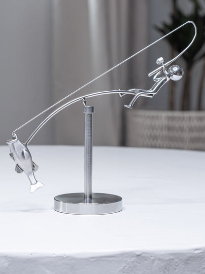 🎣Die balancierende Fischerskulptur