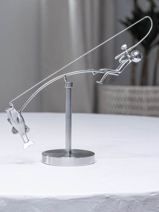 🎣Die balancierende Fischerskulptur