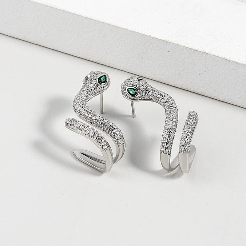 Schicker silberner Ohrclip in Schlangenform 🐍